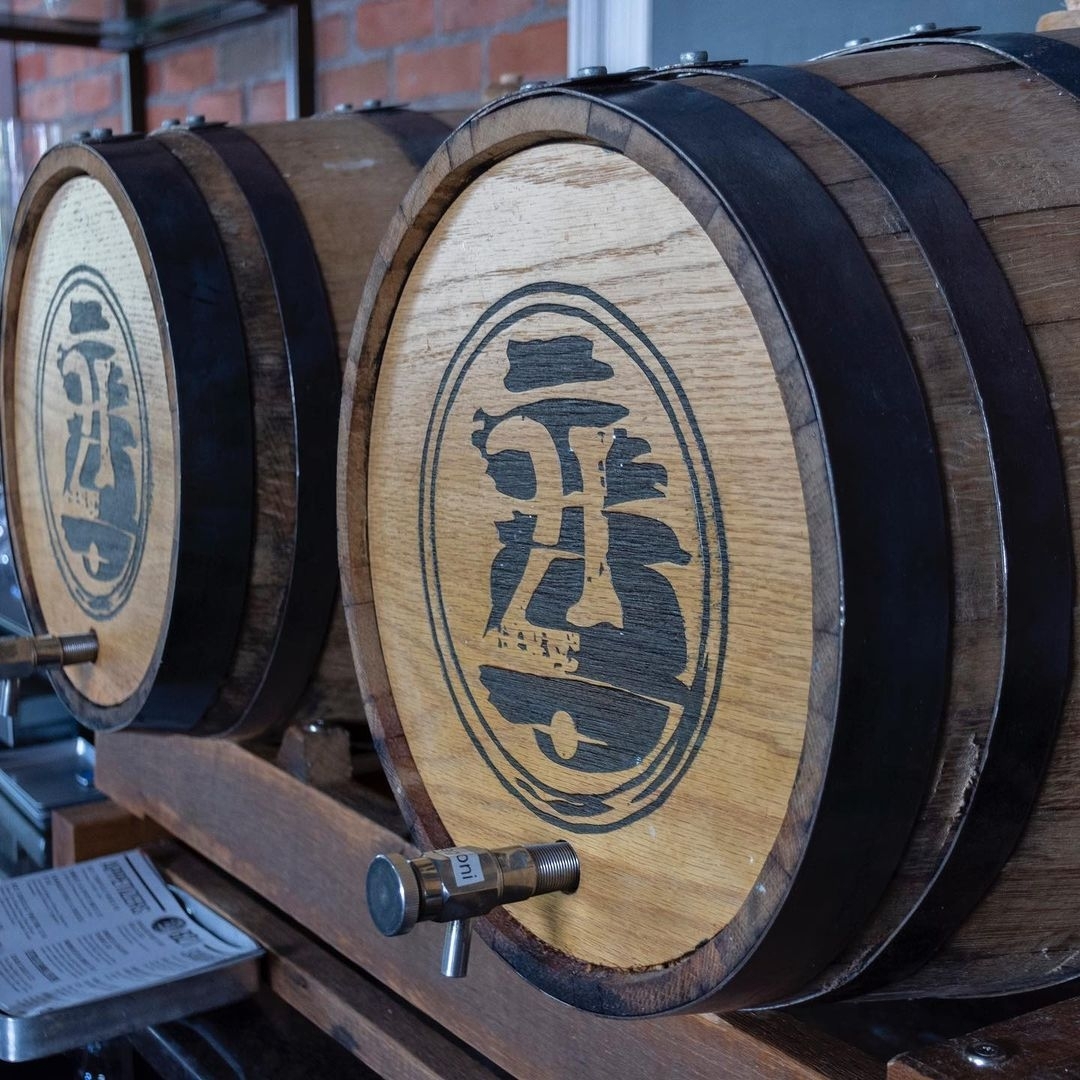 Looking for a unique distillery experience? Barrel 21 Distillery features spirits and beer made on site. Seasonal menus celebrate local resources and blend classic dishes with current trends, including weekly features and local ingredients. 